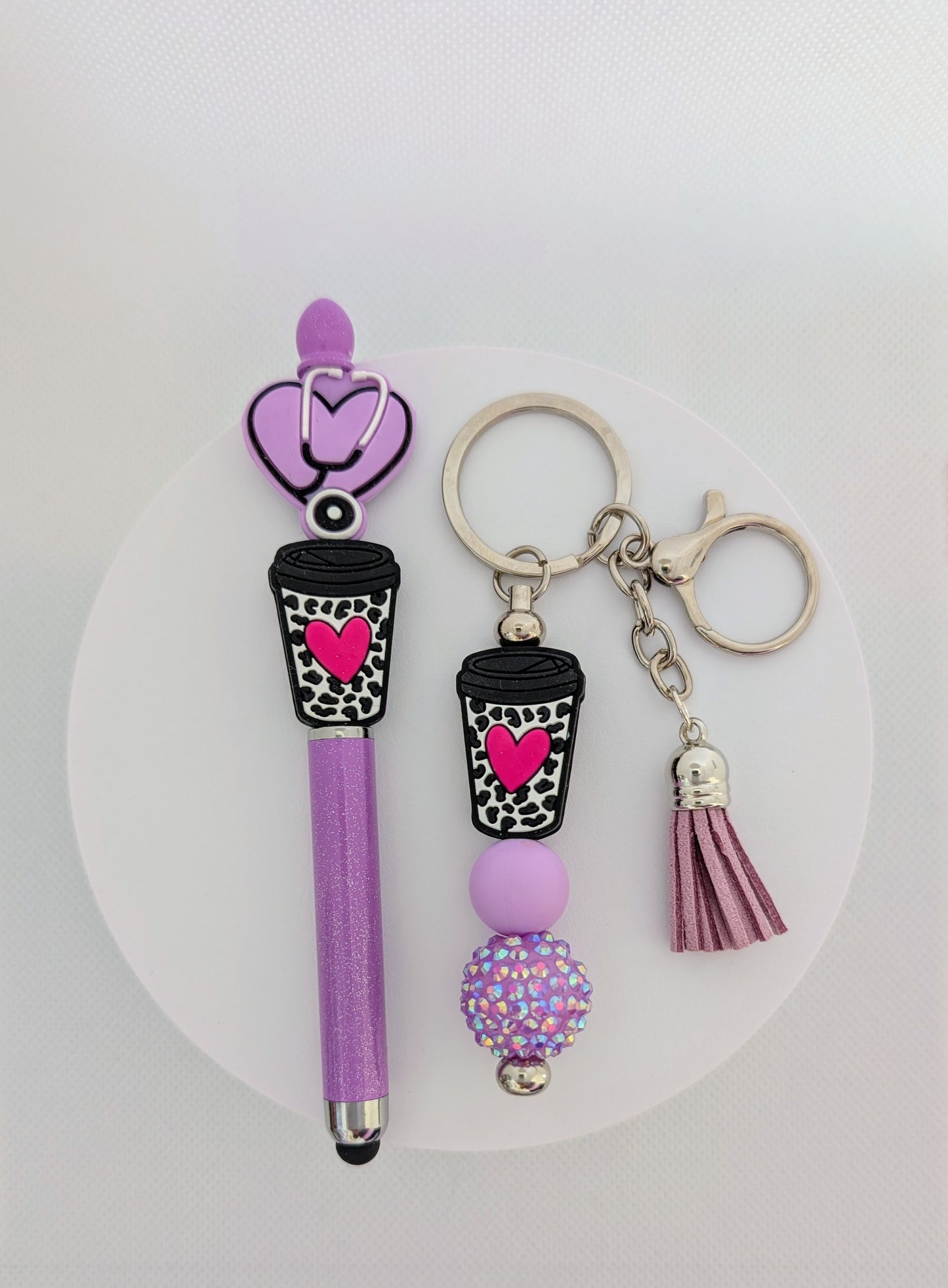 Conjunto diseño de café y corazón de médico.
